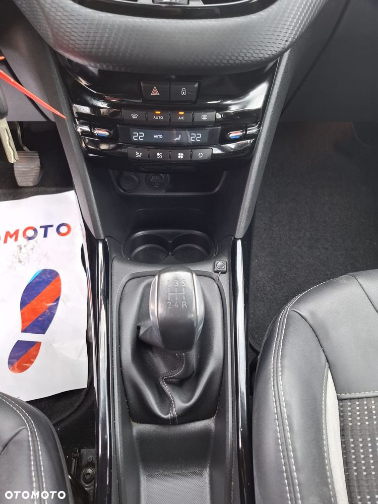 Peugeot 2008 1.2 Pure Tech Allure S&S - 24