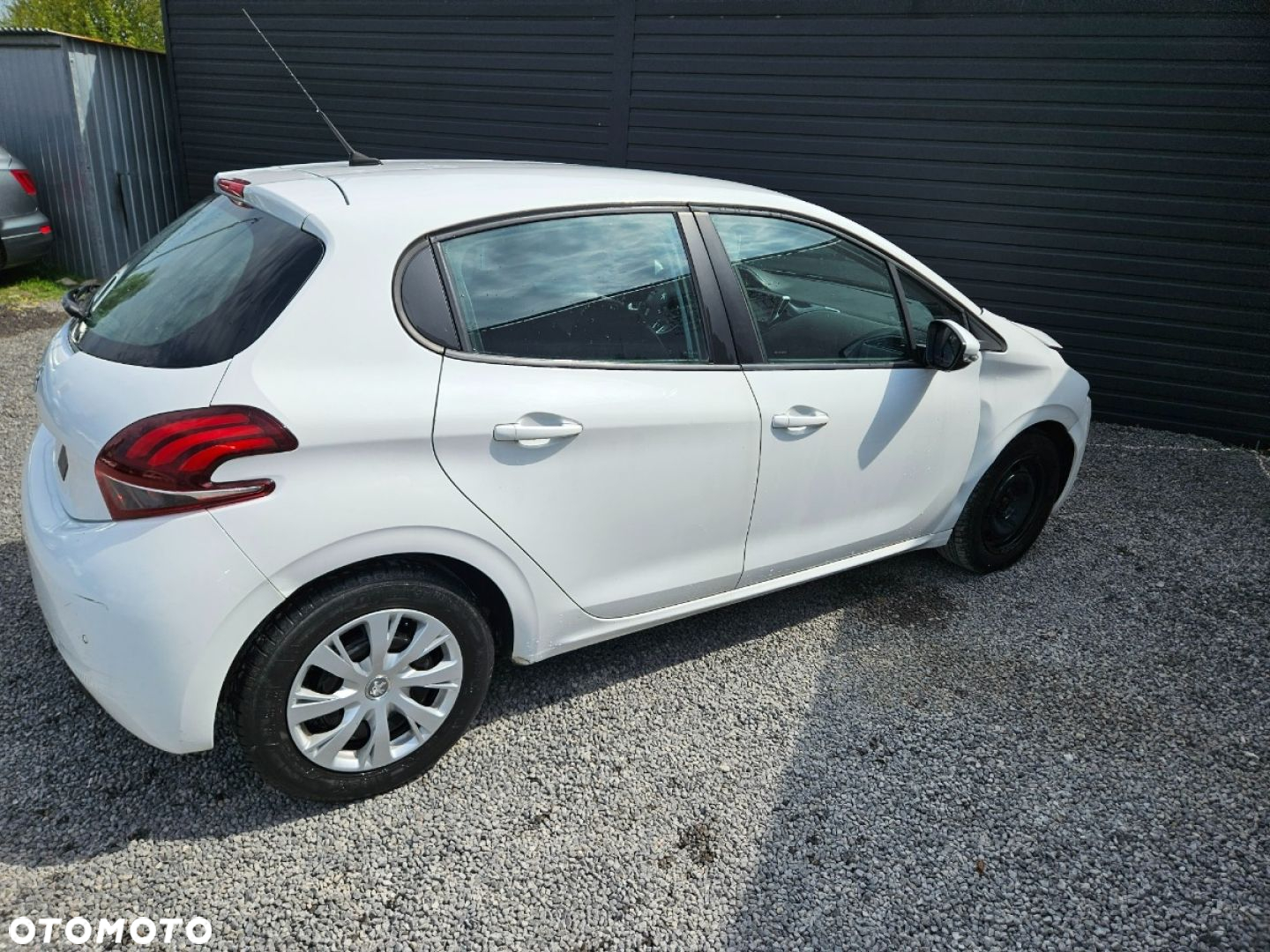 Peugeot 208 - 18
