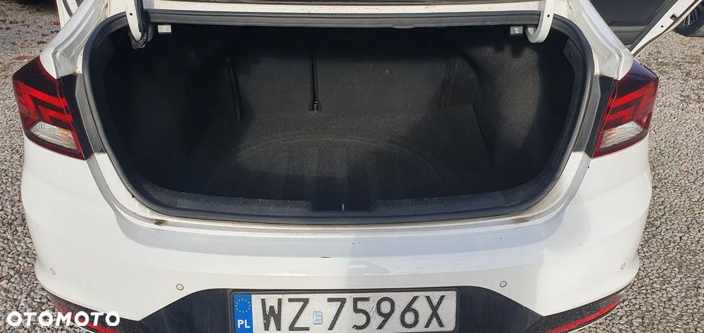 Hyundai Elantra 1.6 Classic + - 17