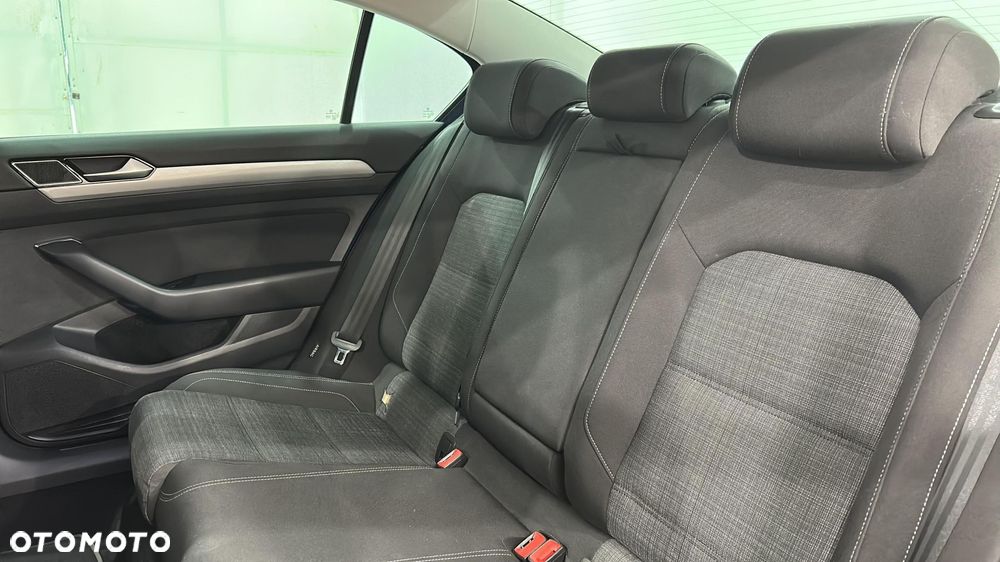 Volkswagen Passat - 13