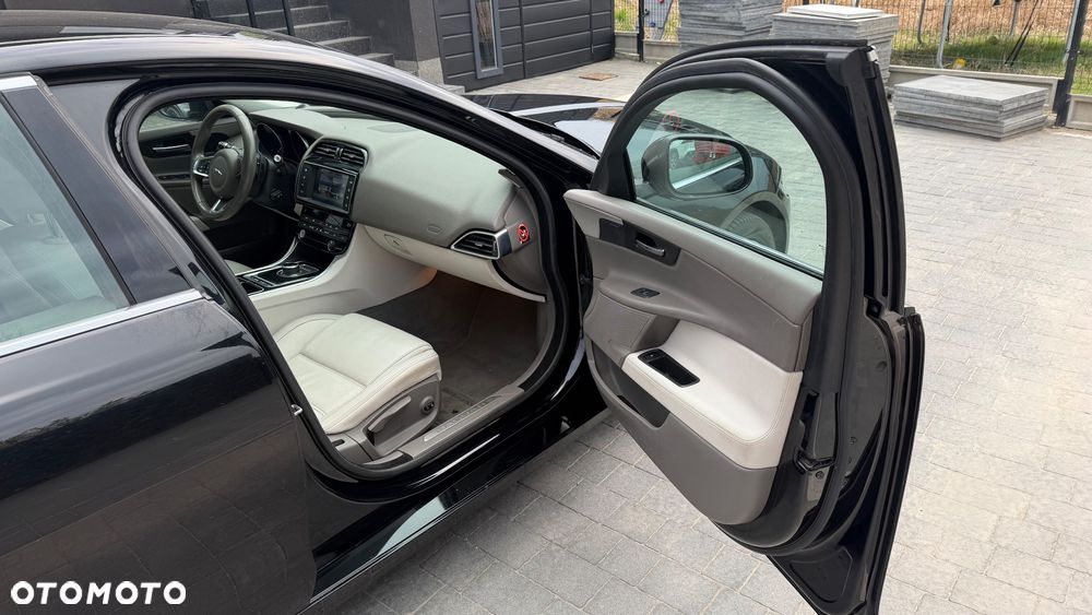 Jaguar XE 2.0 T Prestige - 14