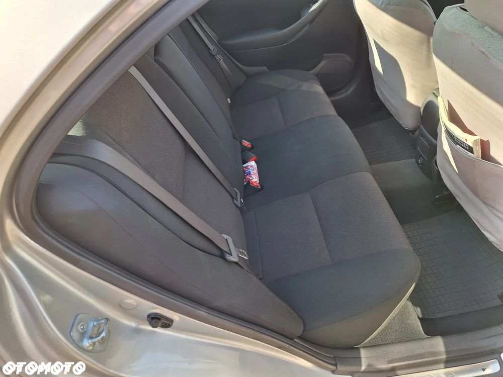 Toyota Avensis 1.8 VVT-i Sol - 11