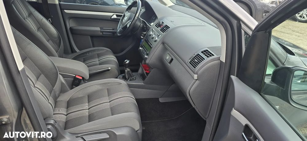Volkswagen Touran - 10