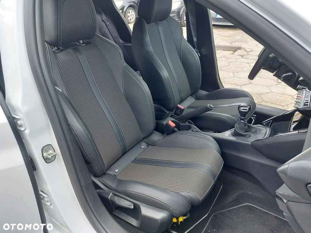 Peugeot 208 - 18
