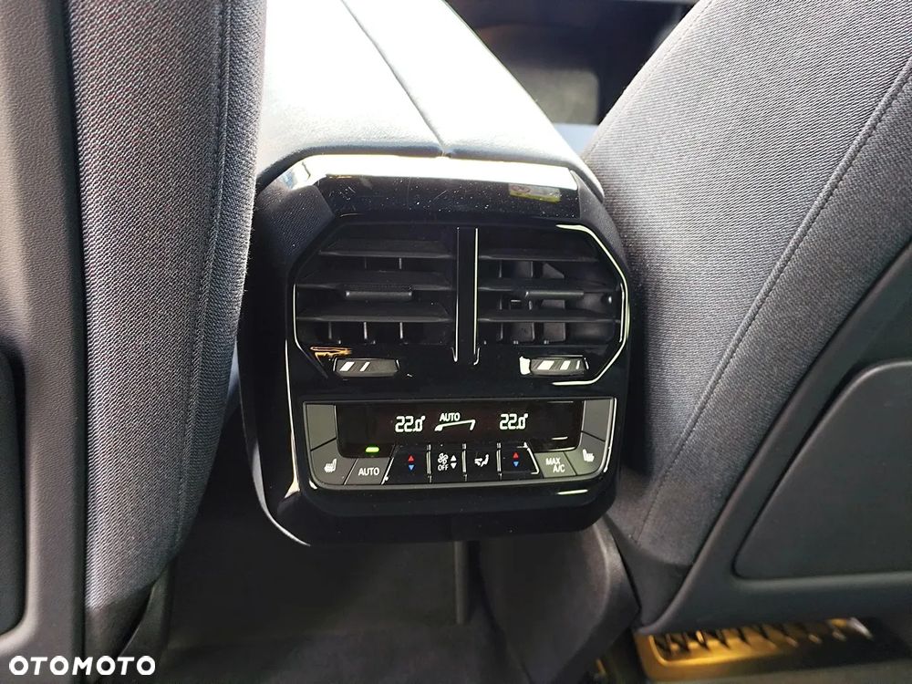 BMW iX xDrive40 76.6kWh Signature - 14