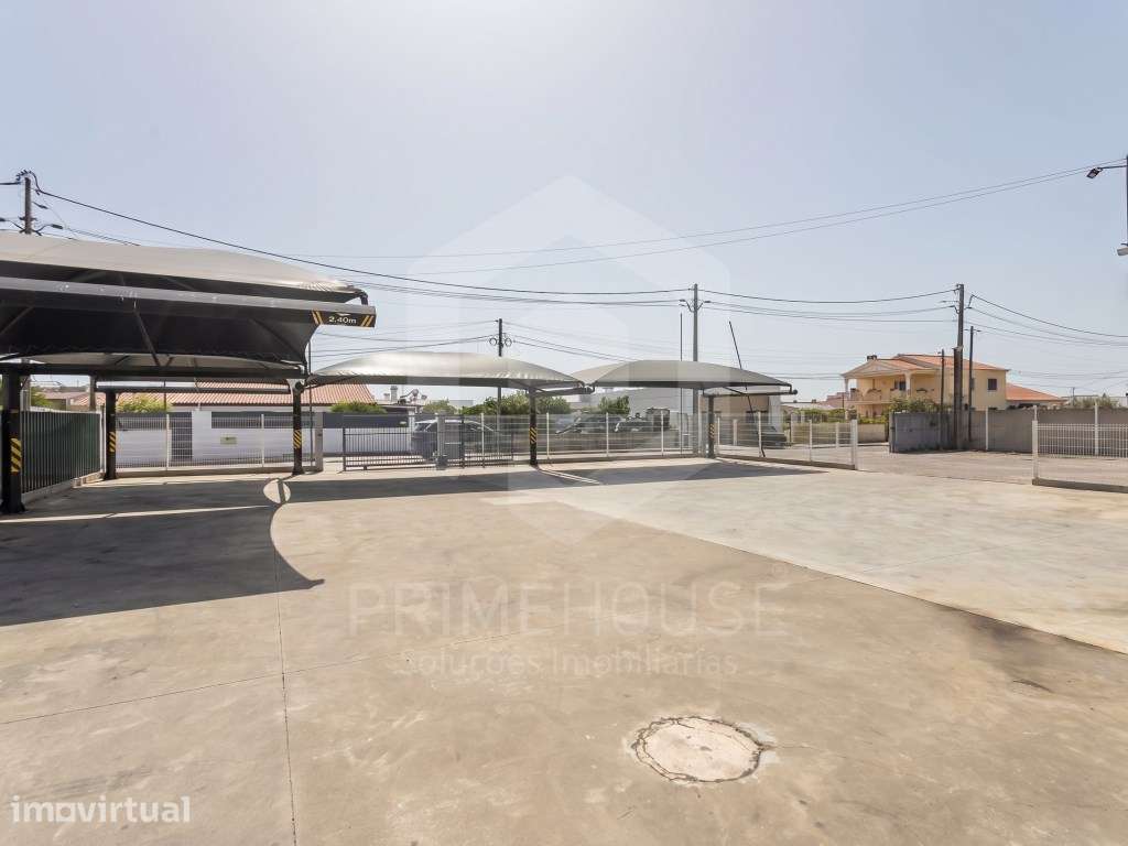 Armazém Espaçoso e Versátil - Excelente Localização junto à N10! - Grande imagem: 3/39