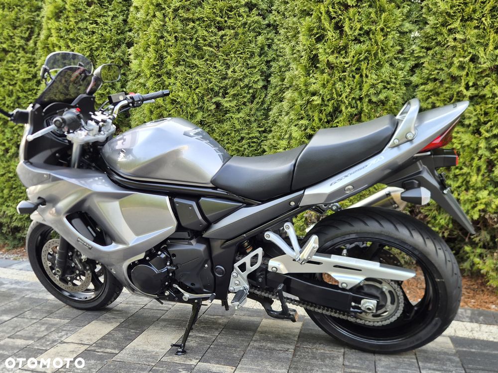 Suzuki GSX - 6