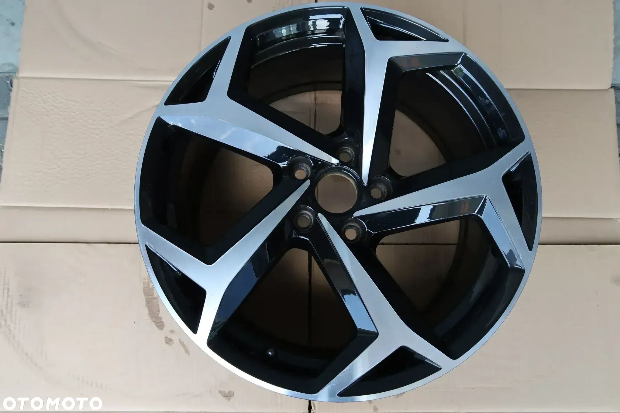 C41 FELGA VW PASSAT 3G0601025BG 8X18ET44 - 1