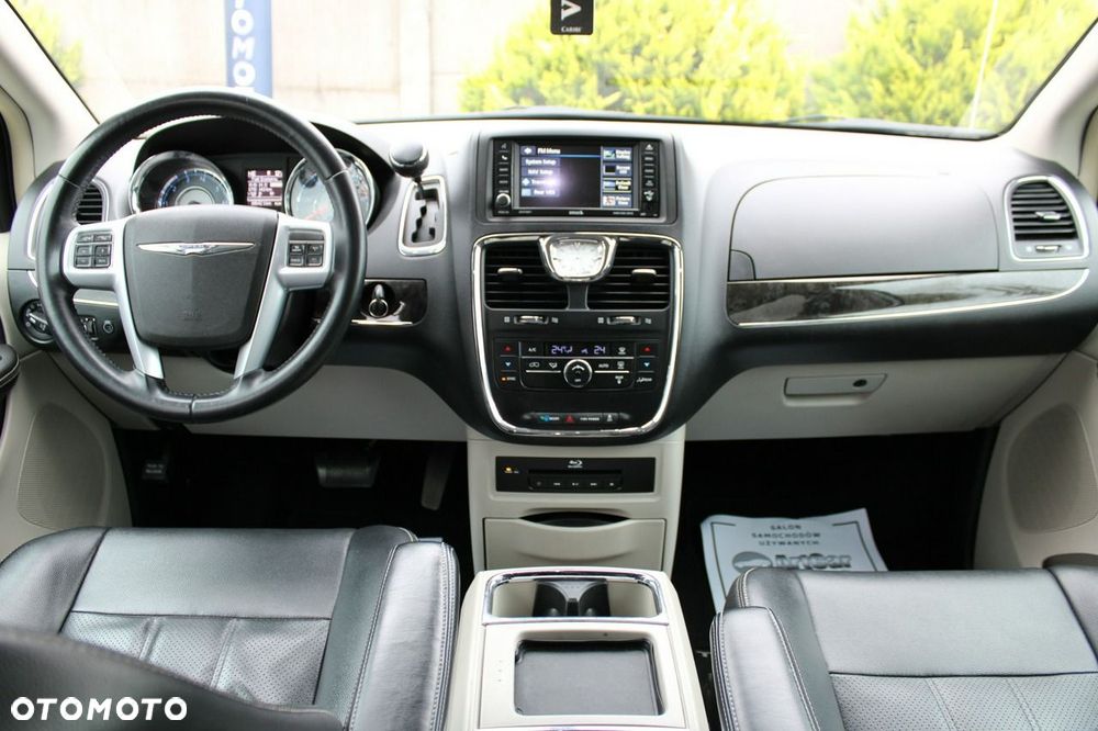 Chrysler Town & Country - 13