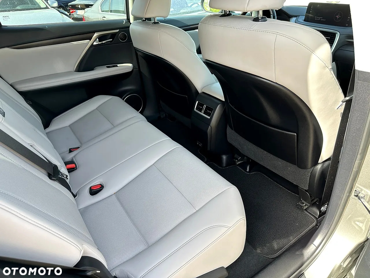 Lexus RX - 12
