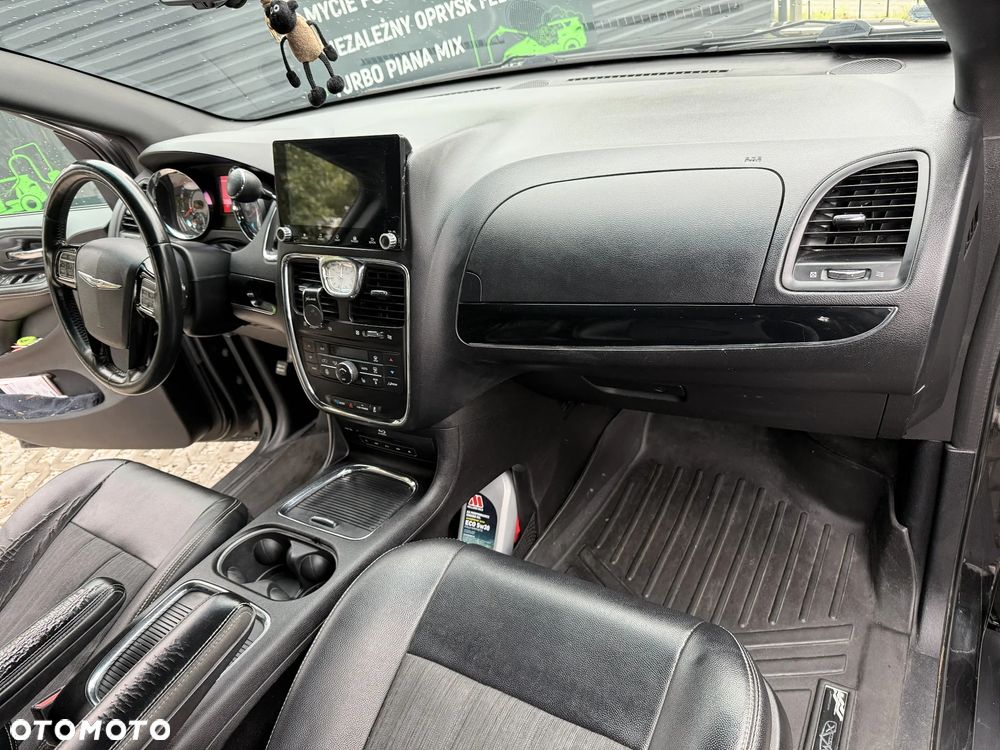 Chrysler Town & Country - 8