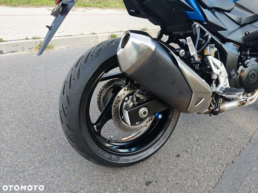 Suzuki GSR - 19