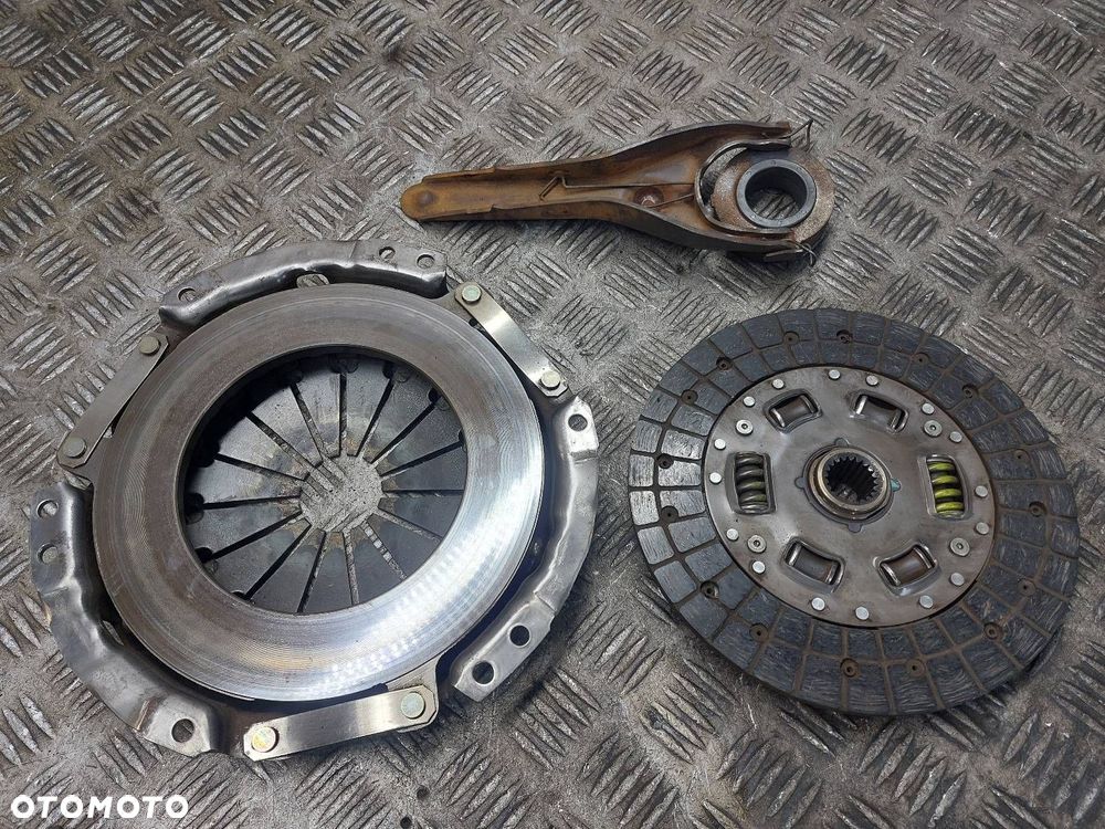 SPRZĘGŁO TARCZA + DOCISK + ŁOŻYSKO OPOROWE TOYOTA YARIS I 1.4 D4D - 5