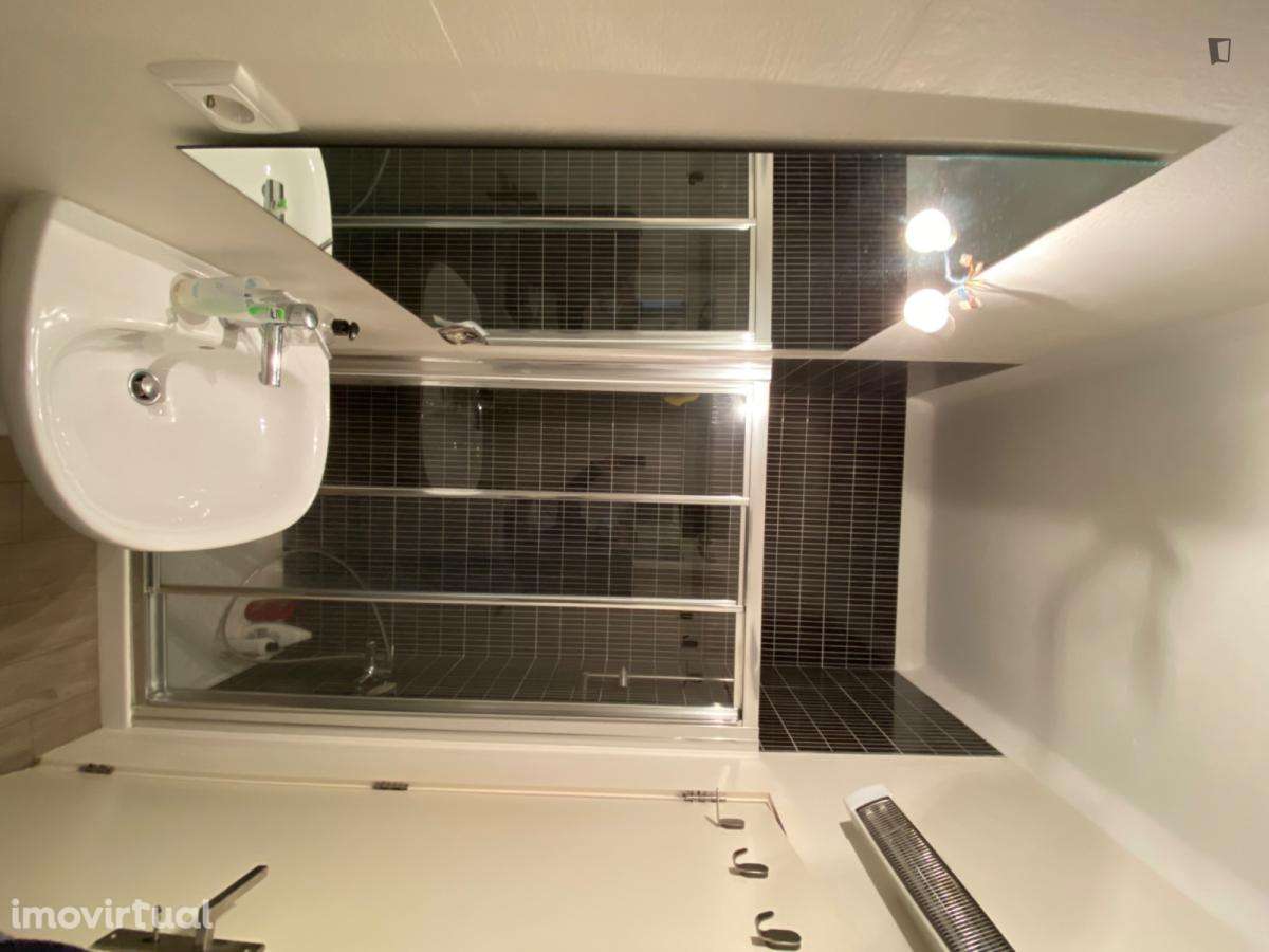 Quarto - localizado em Aveiro - Grande imagem: 5/8