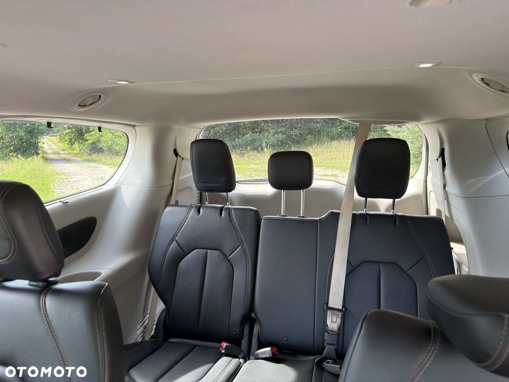 Chrysler Pacifica - 12