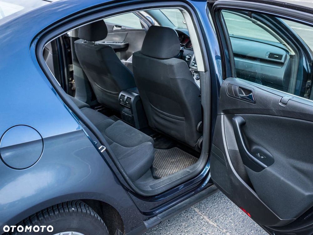 Volkswagen Passat 2.0 TDI DPF Comfortline - 23