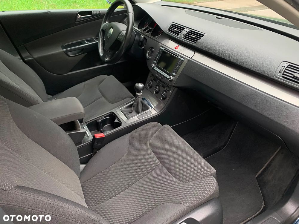 Volkswagen Passat 1.9 TDI DPF BlueMotion - 16
