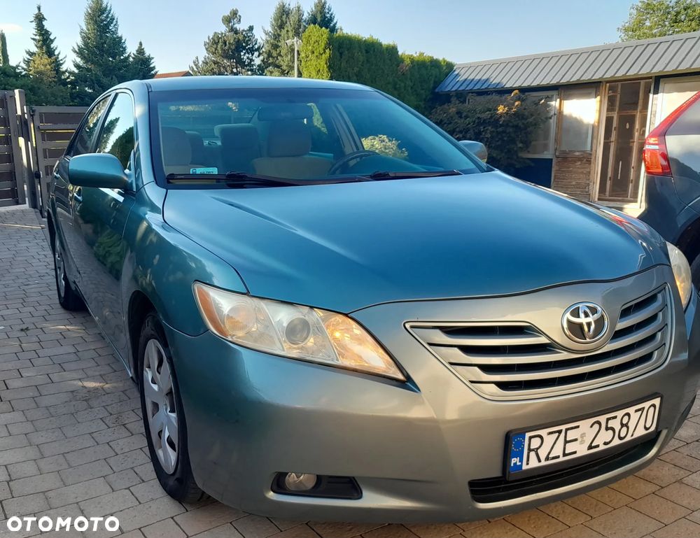 Toyota Camry - 1