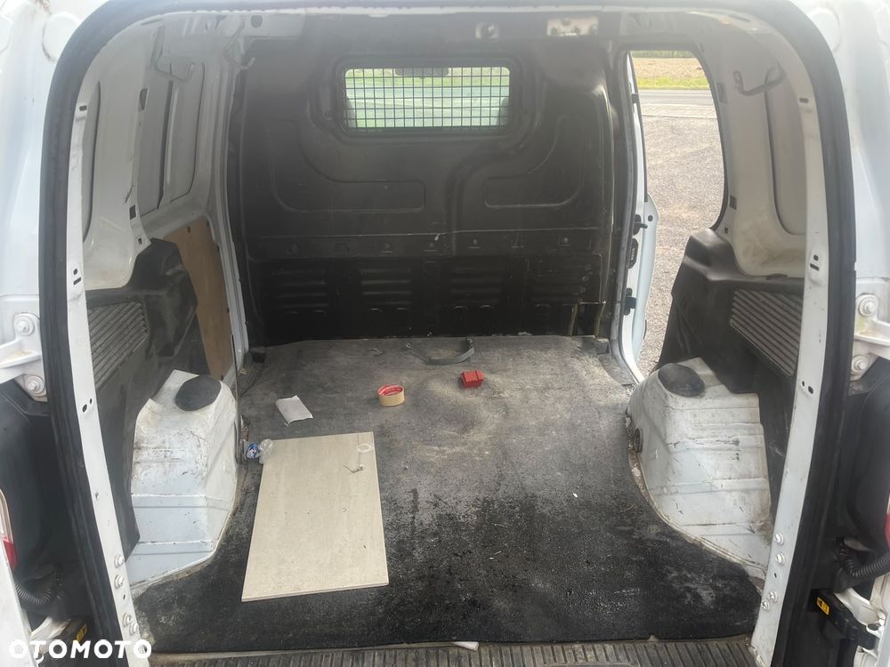 Ford Transit Courier - 14