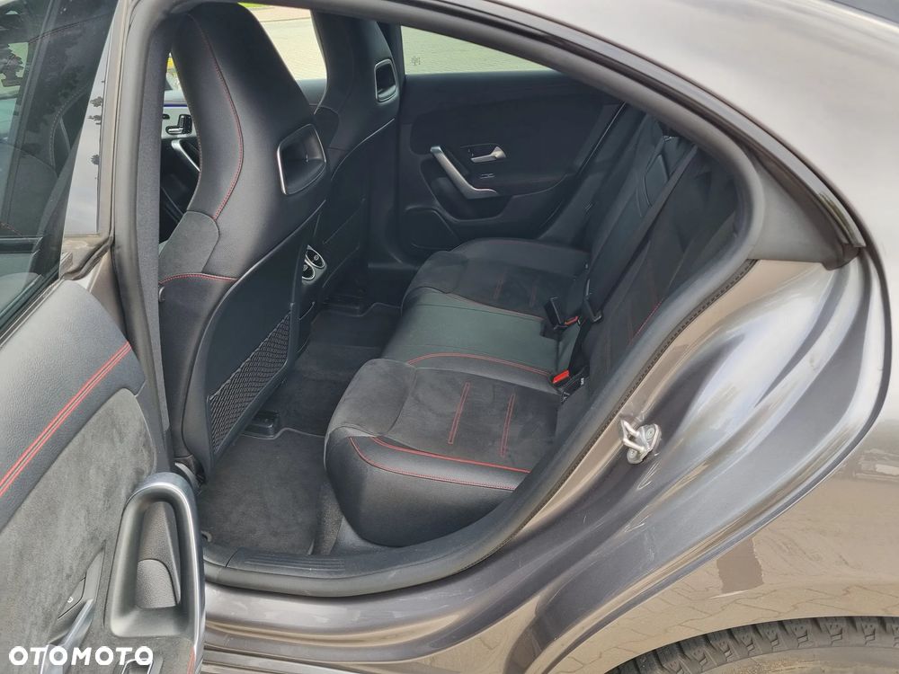 Mercedes-Benz CLA 250 4Matic 7G-DCT AMG Line - 11