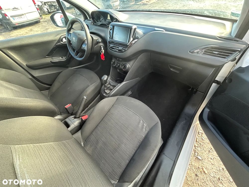 Peugeot 208 - 33