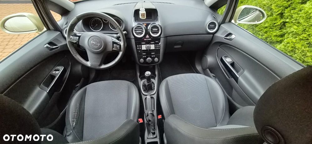 Opel Corsa 1.4 16V Cosmo - 8