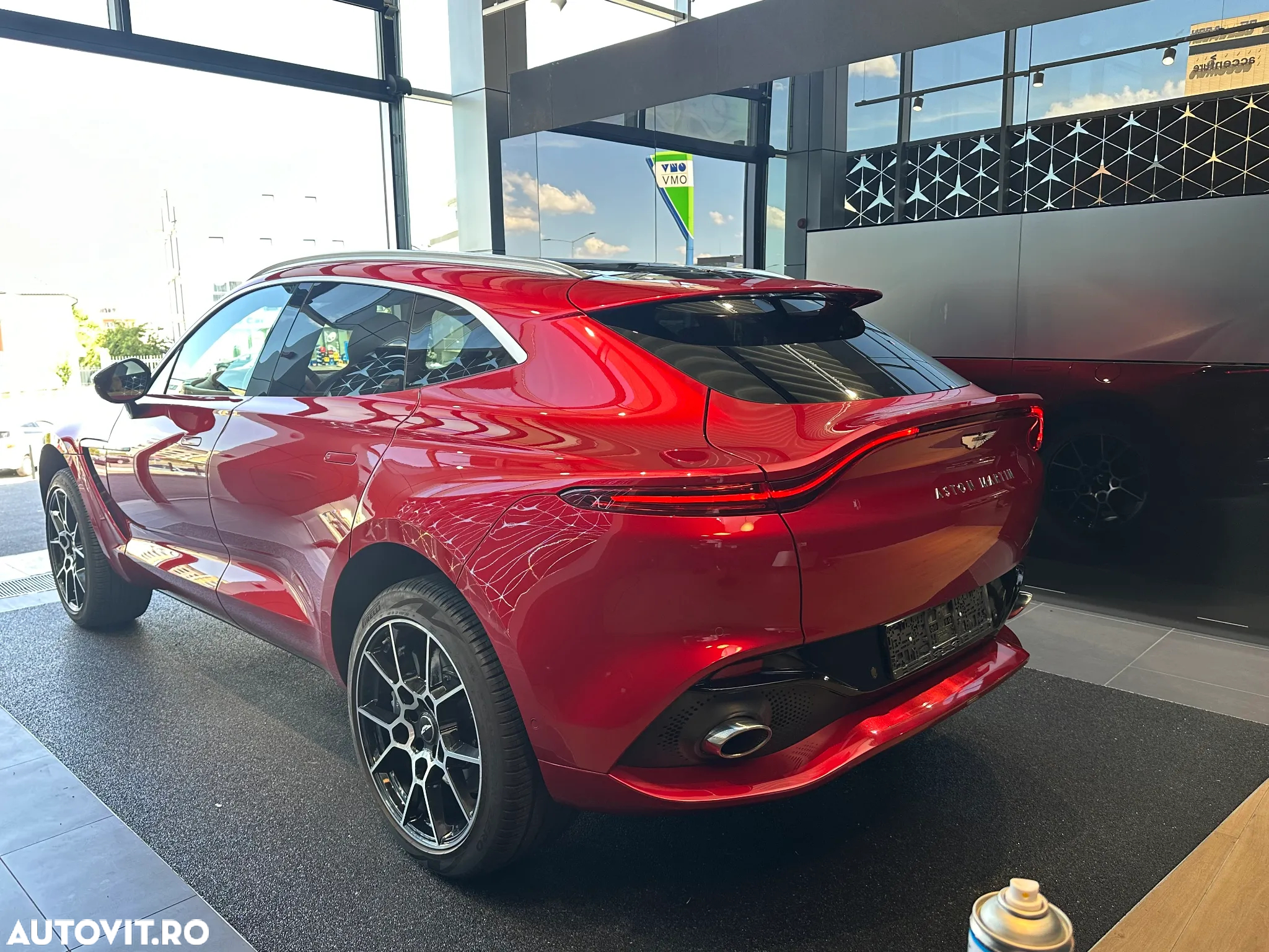 Aston Martin DBX - 5