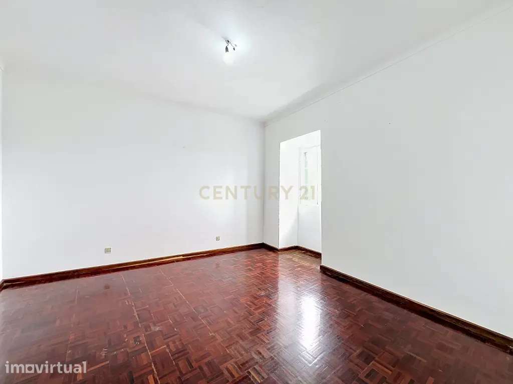 Moradia T2 com Duas Entradas Distintas e Potencial para Segundo Aparta - Grande imagem: 5/34