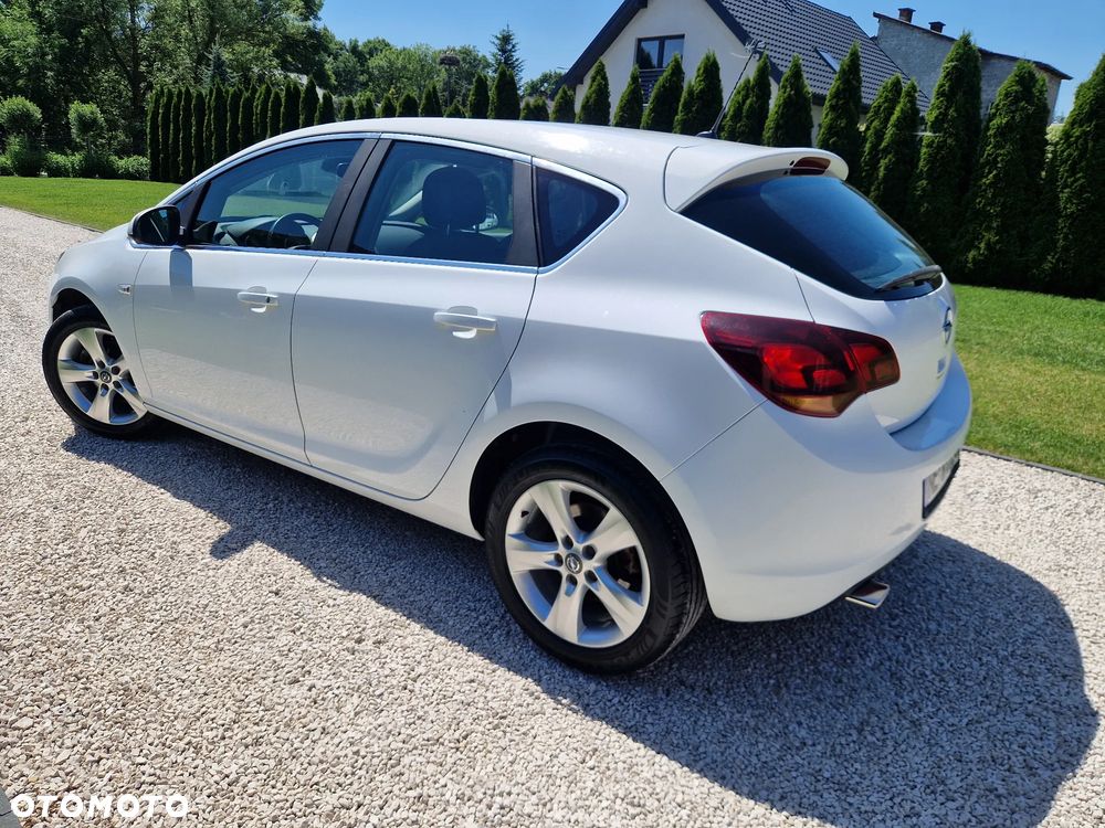 Opel Astra 1.6 Turbo - 28