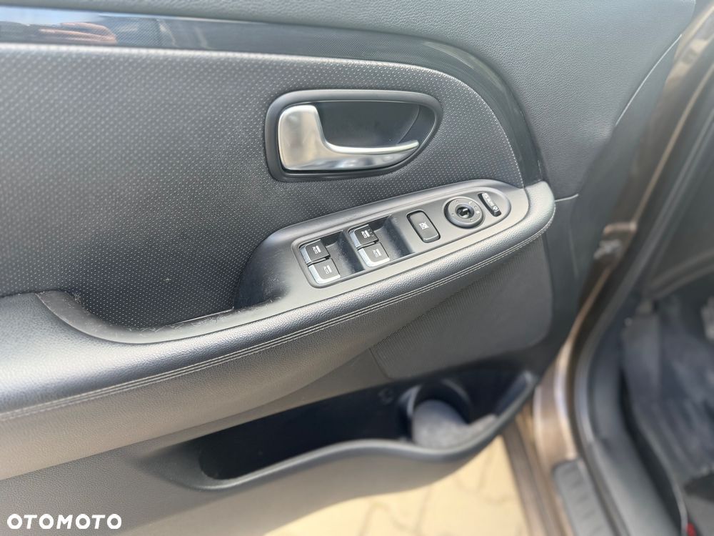 Kia Carens 1.7 CRDi 136 Dream Team Edition - 6