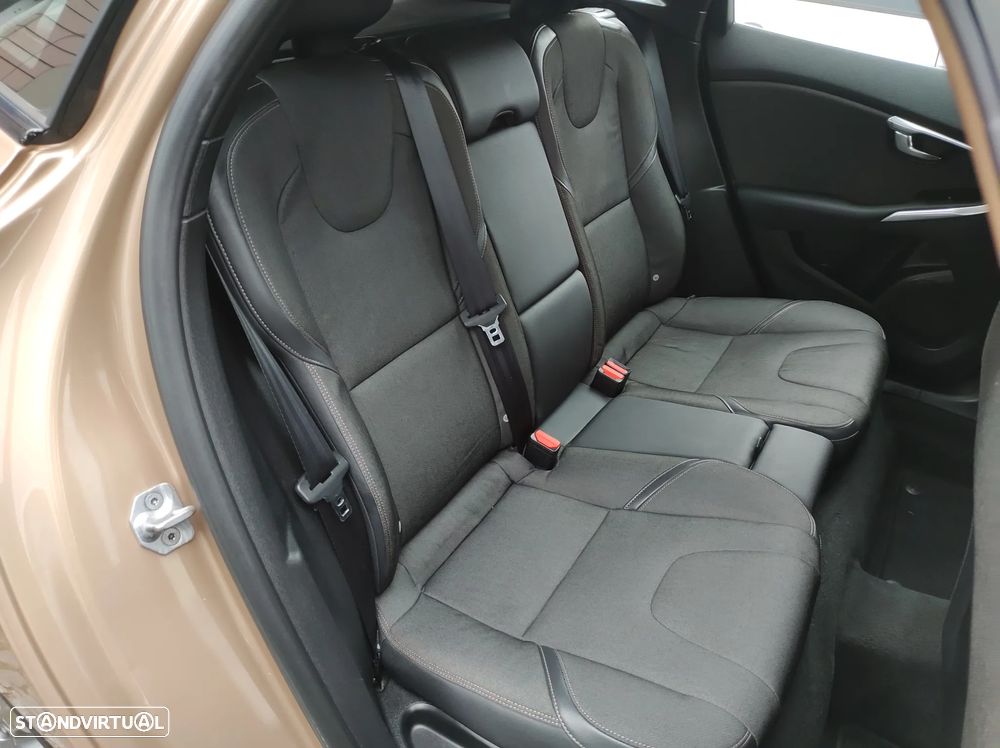 Volvo V40 Cross Country 1.6 D2 Momentum - 18