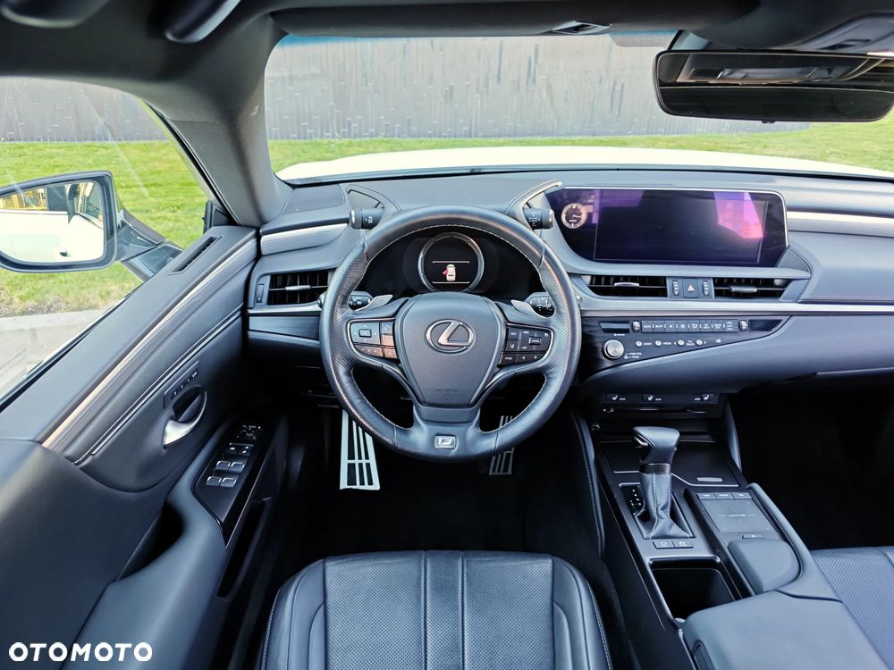 Lexus ES 300h F Sport Edition - 16