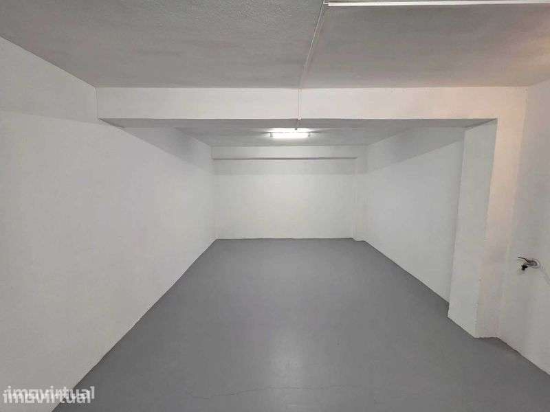 Garagem Fechada (Box) na Av. Afonso Henriques – c/ Água e Luz - Grande imagem: 3/10
