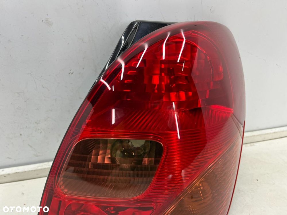 Lampa Toyota Corolla Verso I E12 01-04r. prawa tylna w błotnik oryginalna prawy tył - 4