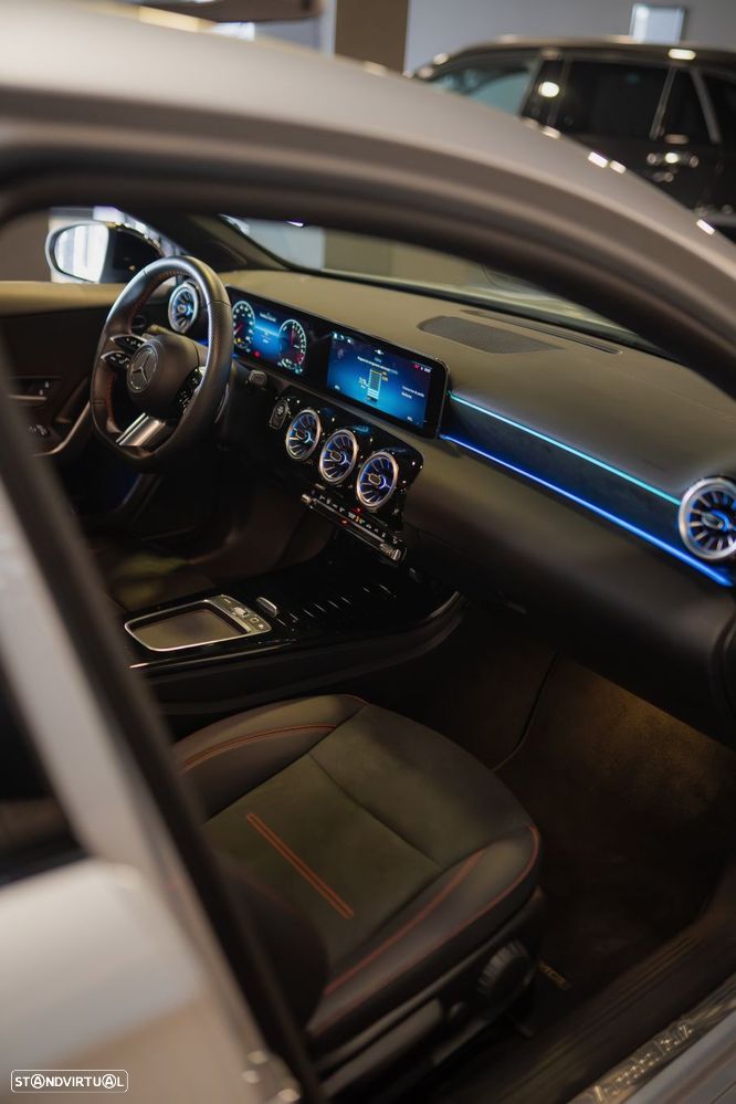 Mercedes-Benz A 250 e 8G-DCT AMG Line - 28