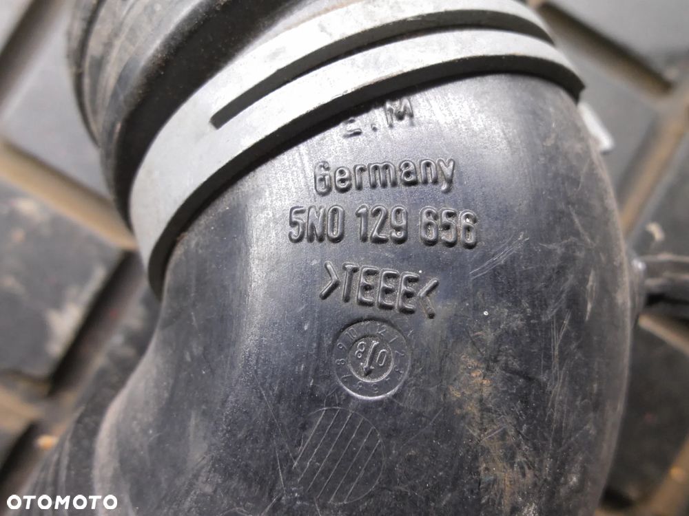 WĄŻ PRZEWÓD RURA DOLOT POWIETRZA 5N0129656 VW TIGUAN I 5N0 2.0 TDI CBA - 3