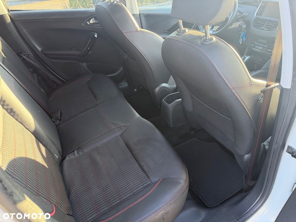 Peugeot 208 1.6 BlueHDi Allure S&S - 11