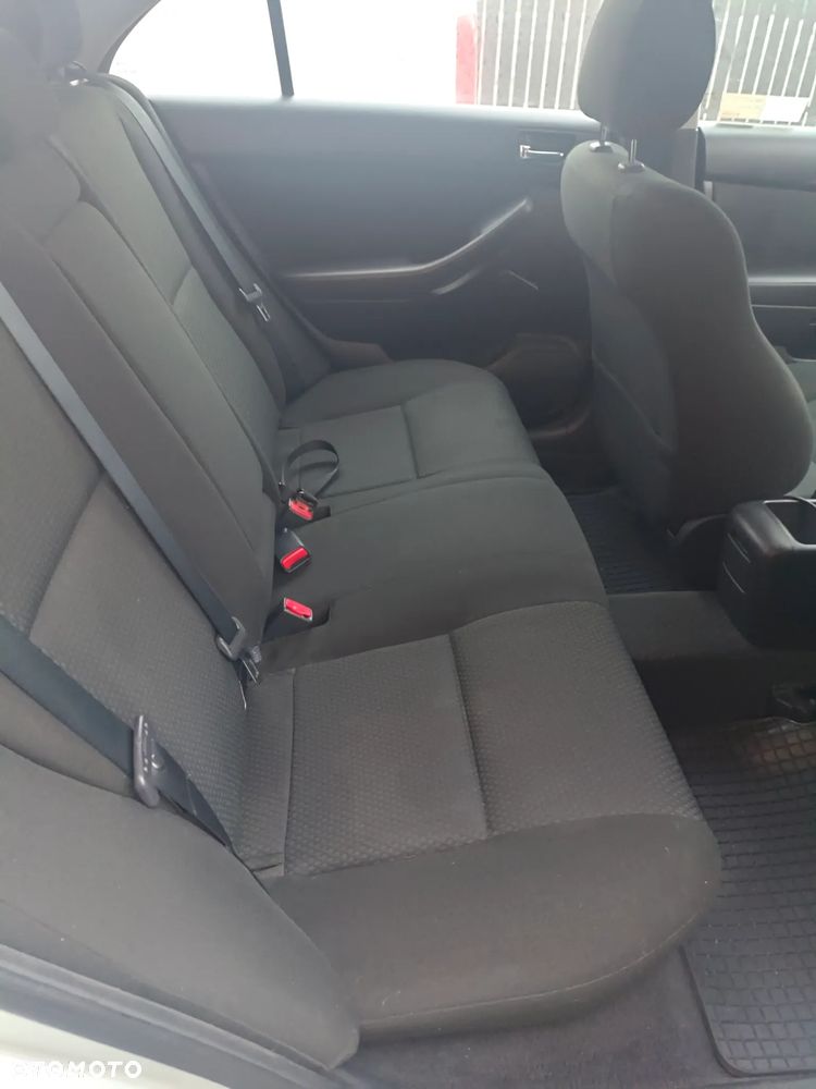 Toyota Avensis 1.8 VVT-i Luna - 21