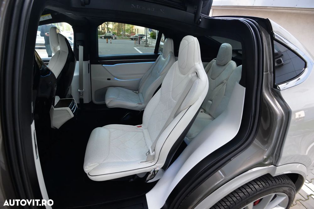 Tesla Model X - 19