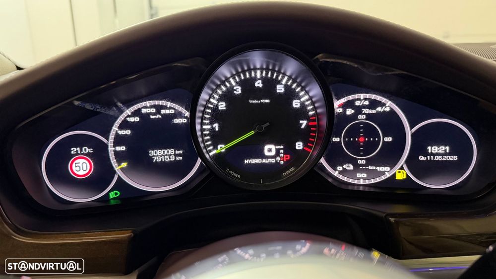 Porsche Panamera 4 E-Hybrid - 28