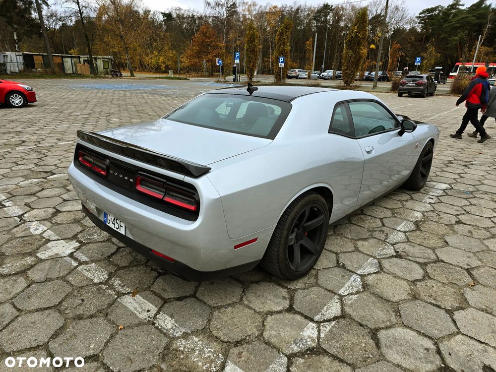Dodge Challenger - 12