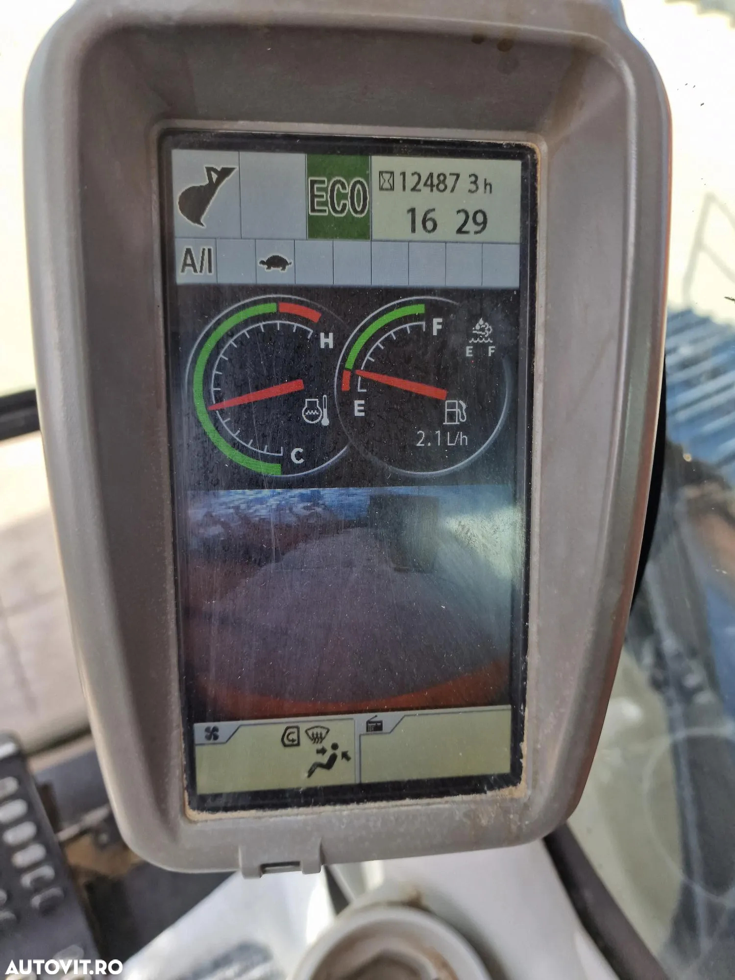 Hitachi ZX210, 23t, cupa 1,3mc NOUA, 12.487h-46900 Eur+Tva, camera spate, instalatia picon, 3 pompe hidraulice HITACHI, protectie acoperis cabina, AC, produs in JAPONIA, posibilitate leasing 46.900 EUR+Tva - 3