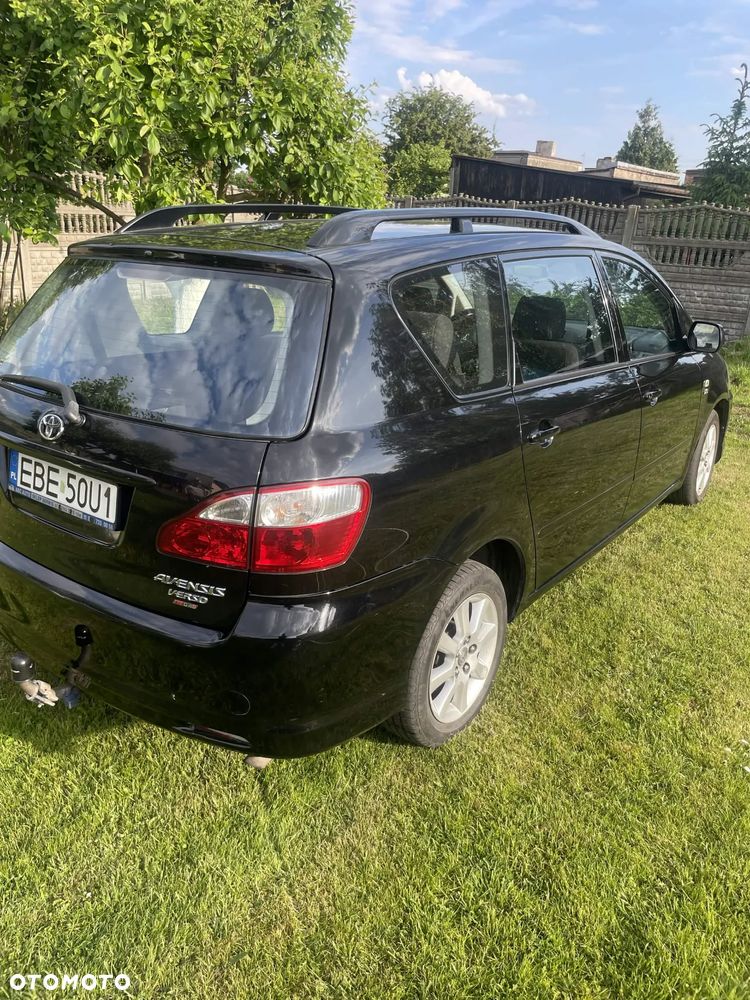 Toyota Avensis Verso D-4D - 8
