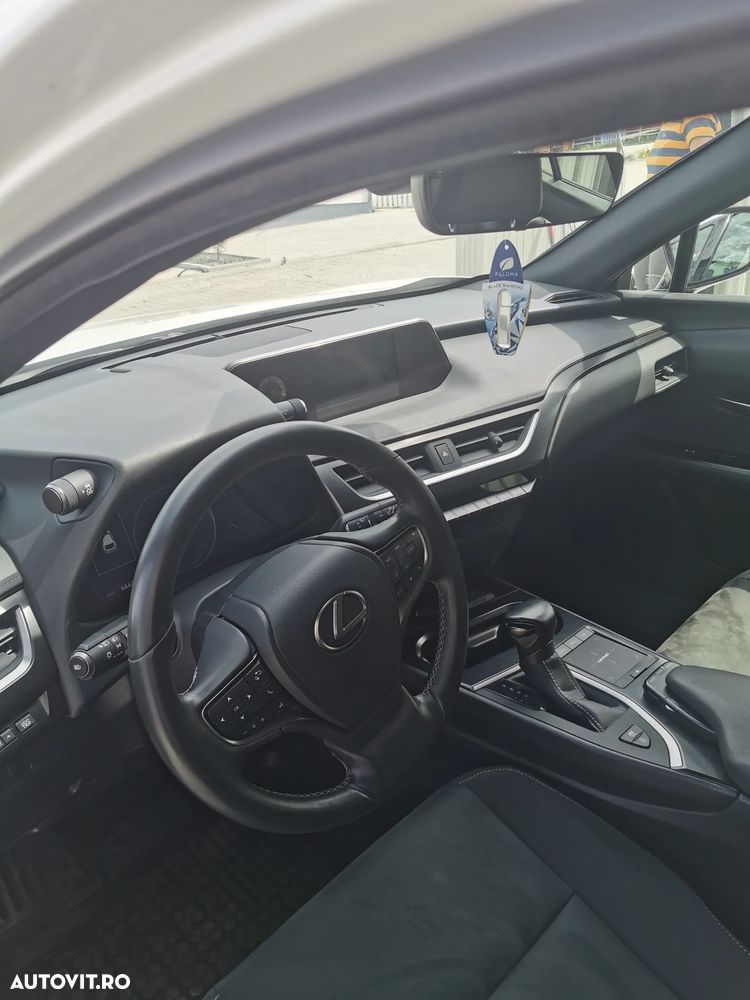 Lexus UX 250h FWD Executive - 11