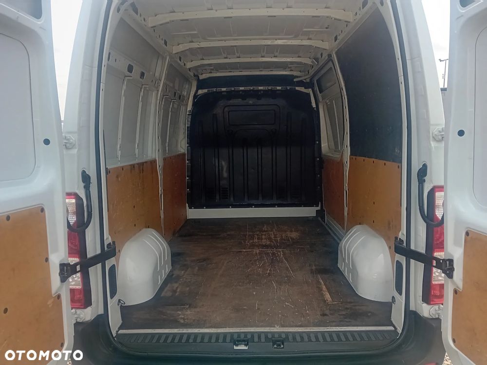 Nissan NV-4000 - 11