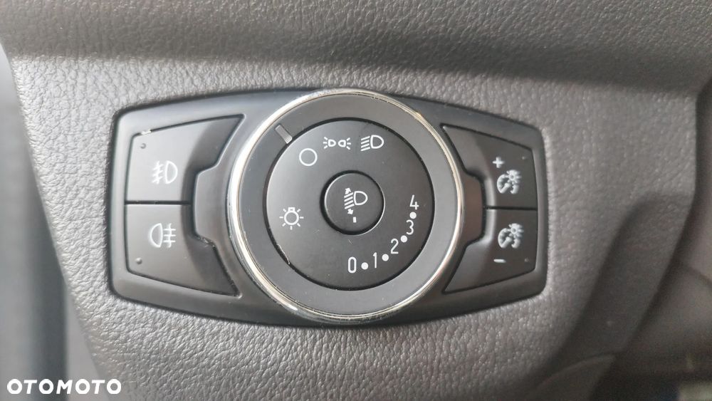 Ford Transit Courier - 28