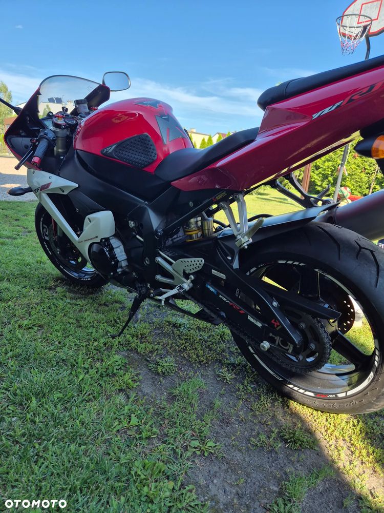 Yamaha R1 - 4