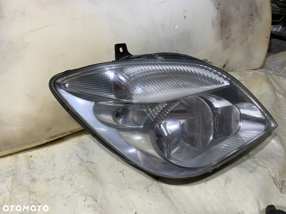 Mercedes-Benz Sprinter W906 2008 Lampa przednia - 2
