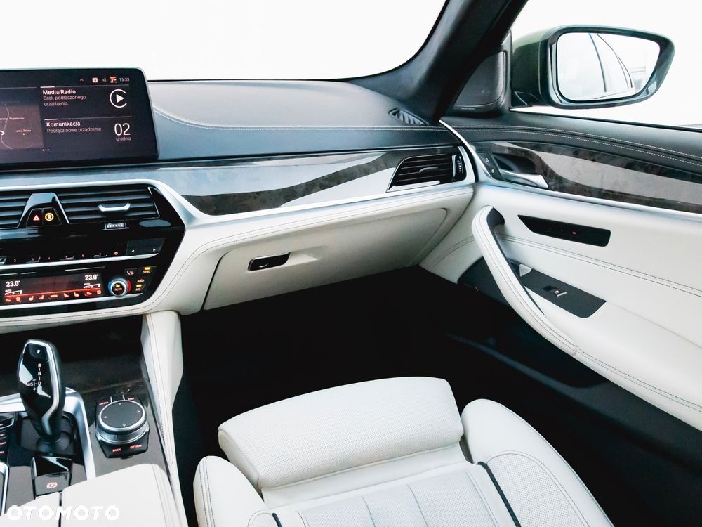 BMW Seria 5 M550i xDrive - 18