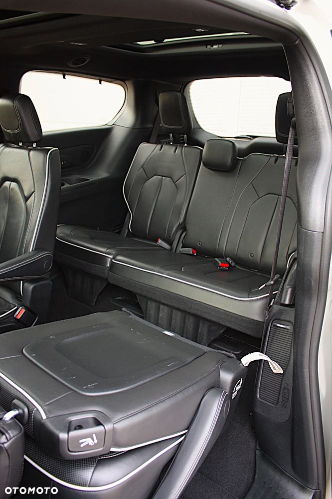 Chrysler Pacifica - 16